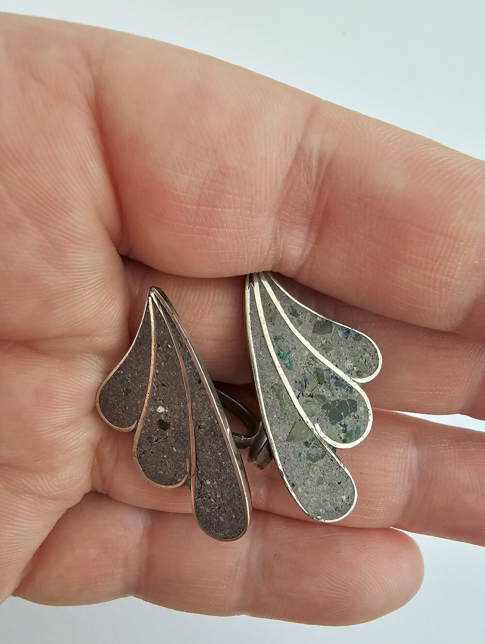 Vintage Mid Century Crushed Stone Mineral Inlay Wing Fan Screw Back Earrings